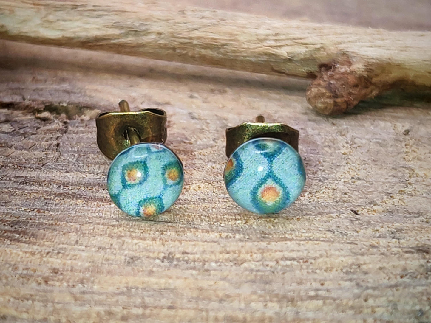 Clous d'oreille de 5mm de diamètre en résine sur imprimé, motif asymétrique, fait main