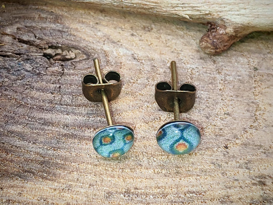 Clous d'oreille de 5mm de diamètre en résine sur imprimé, motif asymétrique, fait main