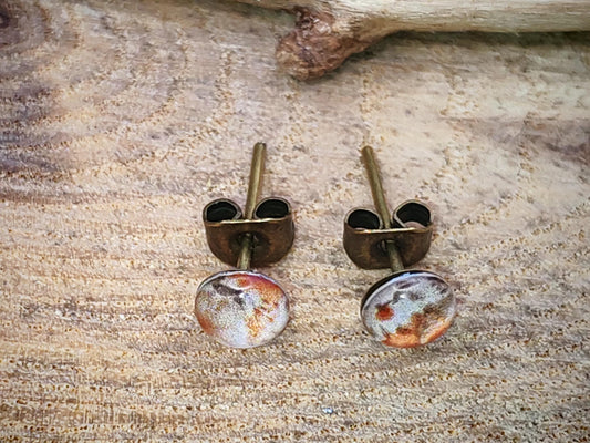 Clous d'oreille de 5mm de diamètre en résine sur imprimé, motif asymétrique, fait main