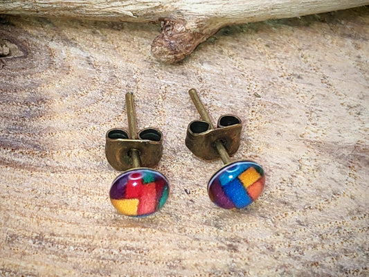 Clous d'oreille de 5mm de diamètre en résine sur imprimé, motif asymétrique, fait main