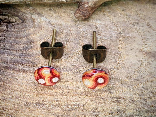 Clous d'oreille de 5mm de diamètre en résine sur imprimé, motif asymétrique, fait main