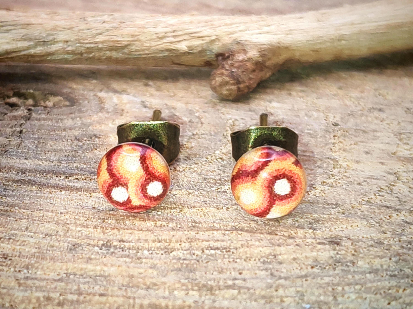 Clous d'oreille de 5mm de diamètre en résine sur imprimé, motif asymétrique, fait main