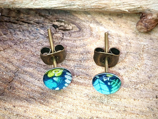 Clous d'oreille de 5mm de diamètre en résine sur imprimé, motif asymétrique, fait main