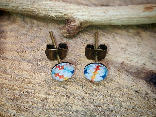 Clous d'oreille de 5mm de diamètre en résine sur imprimé, motif asymétrique, fait main