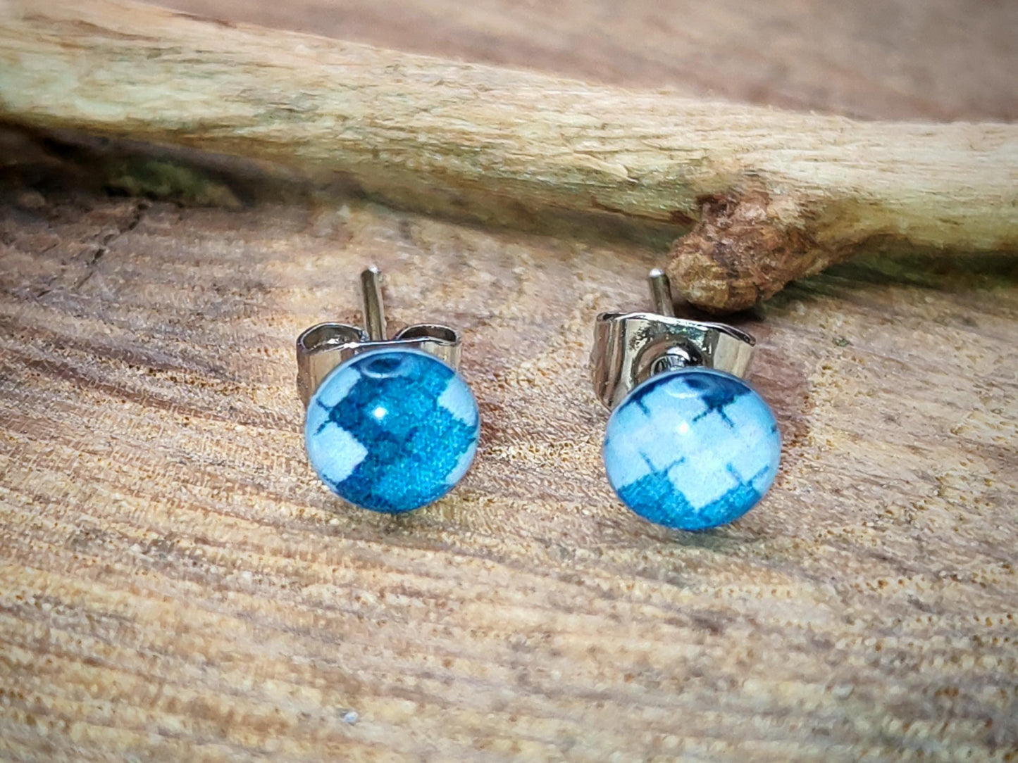 Clous d'oreille de 5mm de diamètre en résine sur imprimé, motif asymétrique, fait main