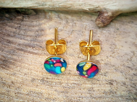 Clous d'oreille de 5mm de diamètre en résine sur imprimé, motif asymétrique, fait main