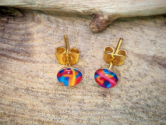 Clous d'oreille de 5mm de diamètre en résine sur imprimé, motif asymétrique, fait main