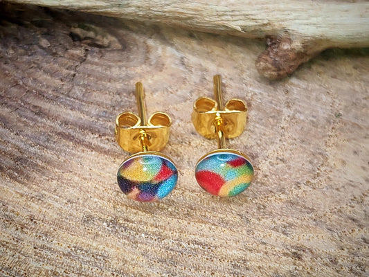 Clous d'oreille de 5mm de diamètre en résine sur imprimé, motif asymétrique, fait main