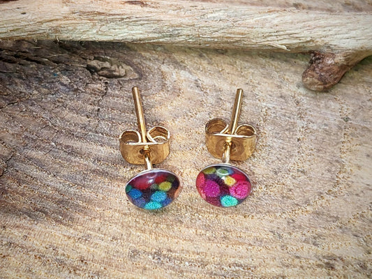 Clous d'oreille de 5mm de diamètre en résine sur imprimé, motif asymétrique, fait main