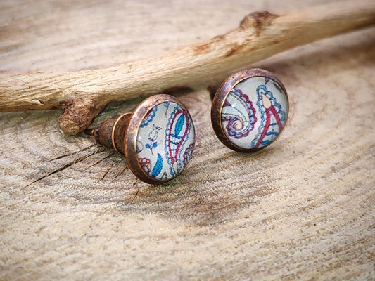 Clous d'oreille, acier inoxydable, cabochon de 8mm de diamètre en résine sur imprimé, motif asymétrique, fait main