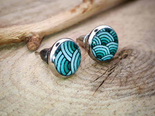 Clous d'oreille, acier inoxydable, cabochon de 8mm de diamètre en résine sur imprimé, motif asymétrique, fait main