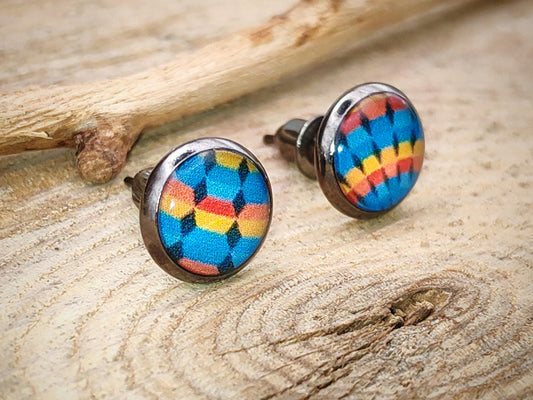 Clou d'oreille, cabochon de 8mm de diamètre en résine sur imprimé asymétrique, fait main