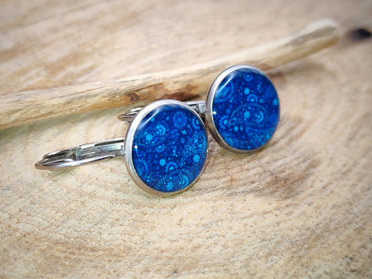 Boucles d'oreille de 12mm de diamètre en résine sur imprimé, motif asymétrique, fait main