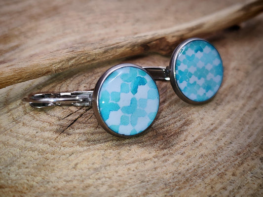 Boucles d'oreille de 12mm de diamètre en résine sur imprimé, motif asymétrique, fait main