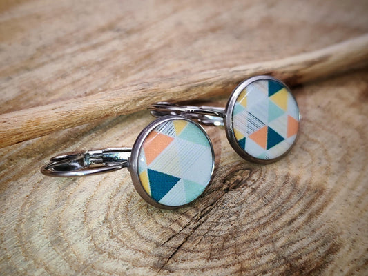 Boucles d'oreille de 12mm de diamètre en résine sur imprimé, motif asymétrique, fait main