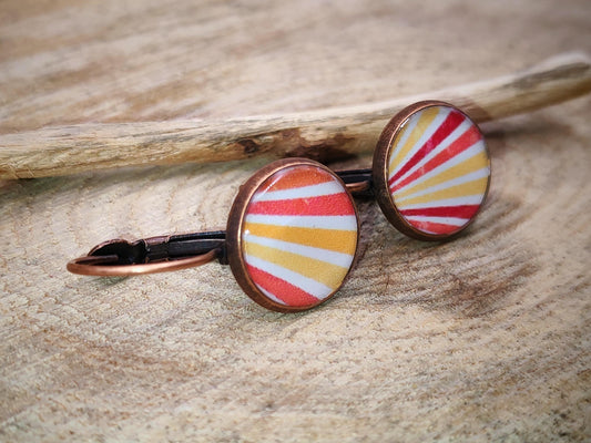 Boucles d'oreille de 12mm de diamètre en résine sur imprimé, motif asymétrique, fait main