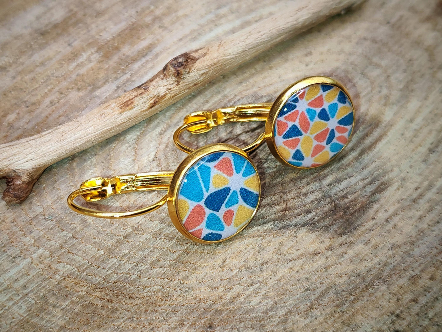 Boucles d'oreille de 12mm de diamètre en résine sur imprimé, motif asymétrique, fait main