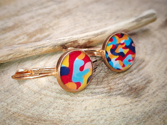 Boucles d'oreille de 12mm de diamètre en résine sur imprimé, motif asymétrique, fait main