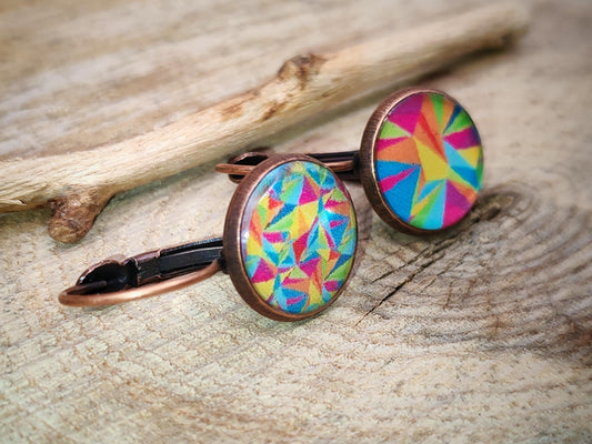 Boucles d'oreille de 12mm de diamètre en résine sur imprimé, motif asymétrique, fait main