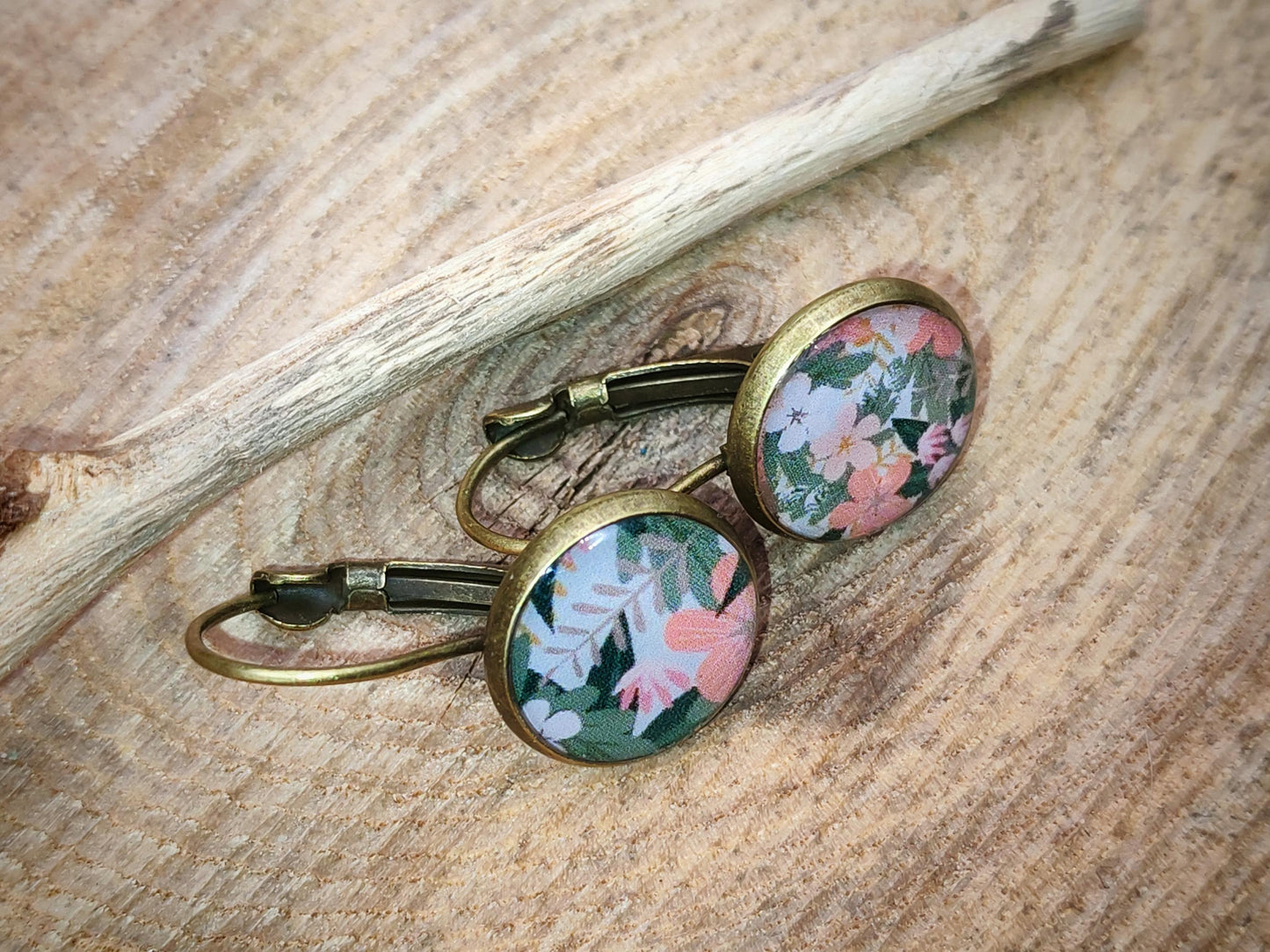 Boucles d'oreille de 12mm de diamètre en résine sur imprimé, motif asymétrique, fait main