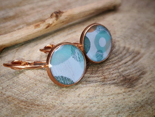 Boucles d'oreille de 12mm de diamètre en résine sur imprimé, motif asymétrique, fait main