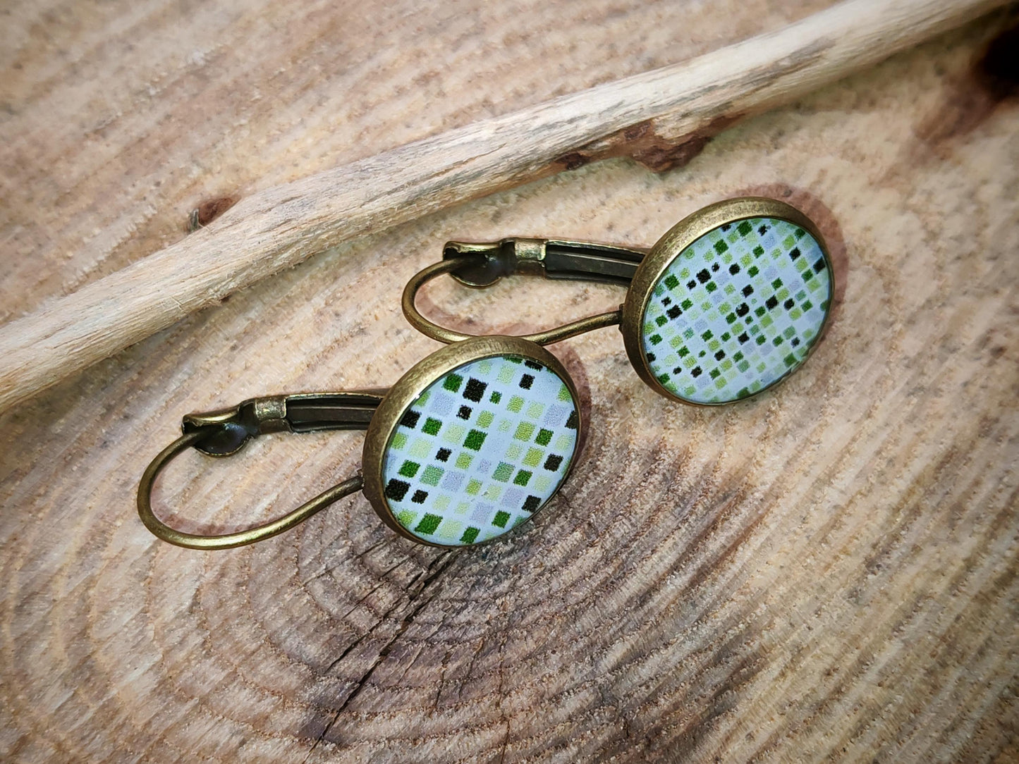 Boucles d'oreille de 12mm de diamètre en résine sur imprimé, motif asymétrique, fait main