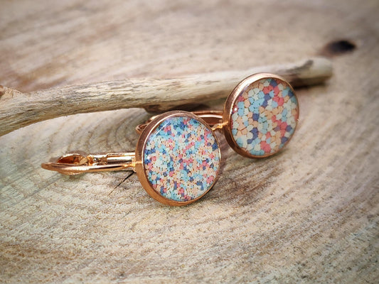 Boucles d'oreille de 12mm de diamètre en résine sur imprimé, motif asymétrique, fait main