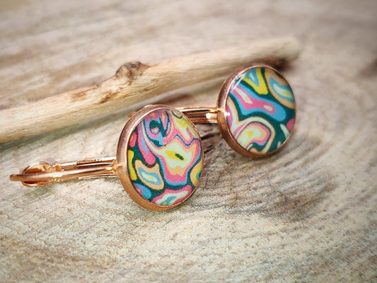 Boucles d'oreille de 12mm de diamètre en résine sur imprimé, motif asymétrique, fait main