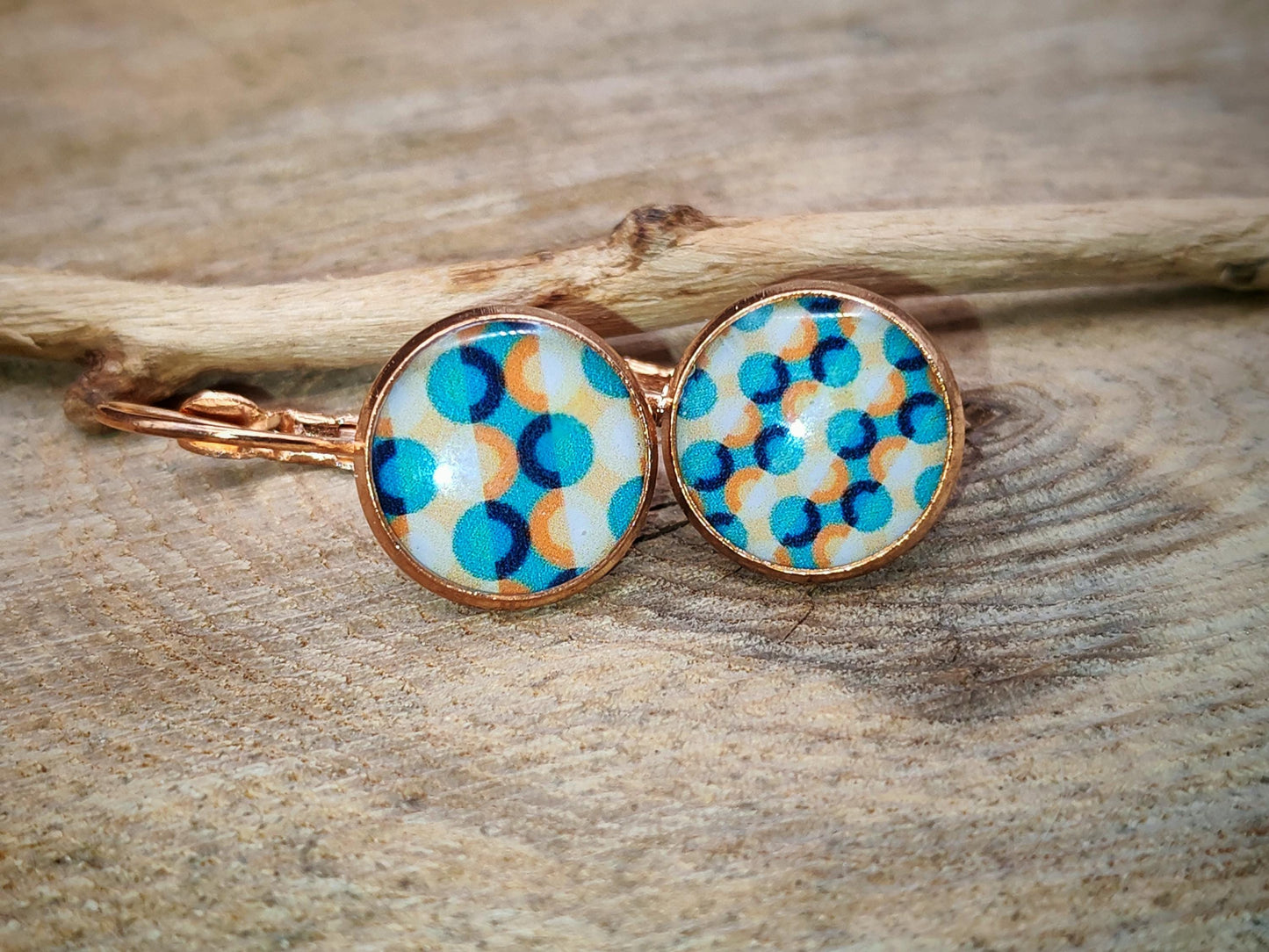 Boucles d'oreille de 12mm de diamètre en résine sur imprimé, motif asymétrique, fait main