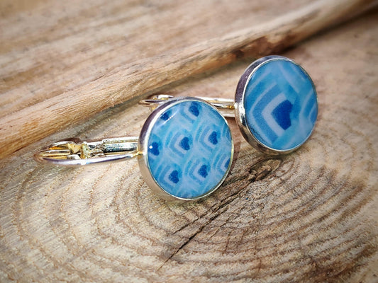 Boucles d'oreille de 12mm de diamètre en résine sur imprimé, motif asymétrique, fait main