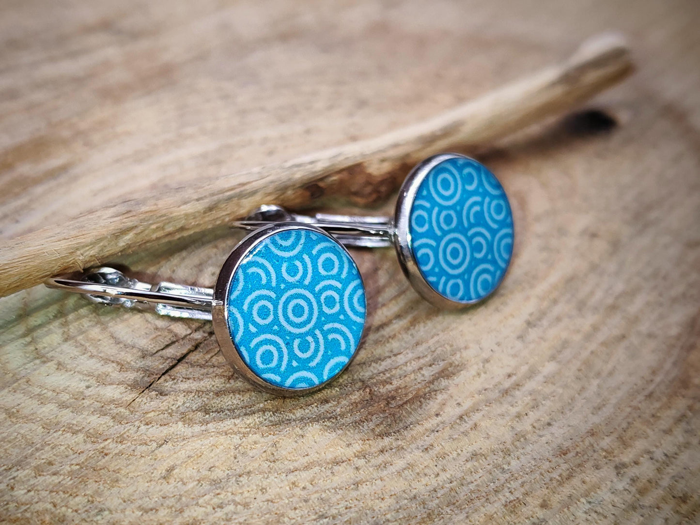 Boucles d'oreille de 12mm de diamètre en résine sur imprimé, motif asymétrique, fait main