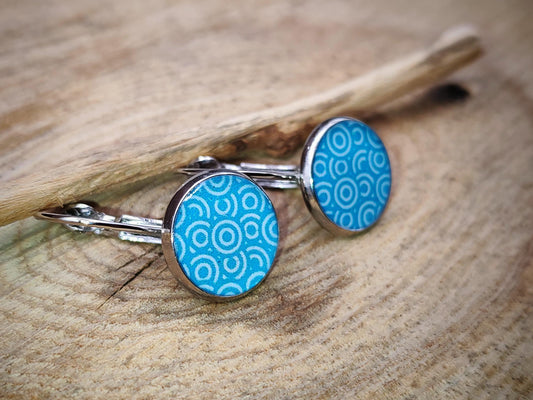 Boucles d'oreille de 12mm de diamètre en résine sur imprimé, motif asymétrique, fait main