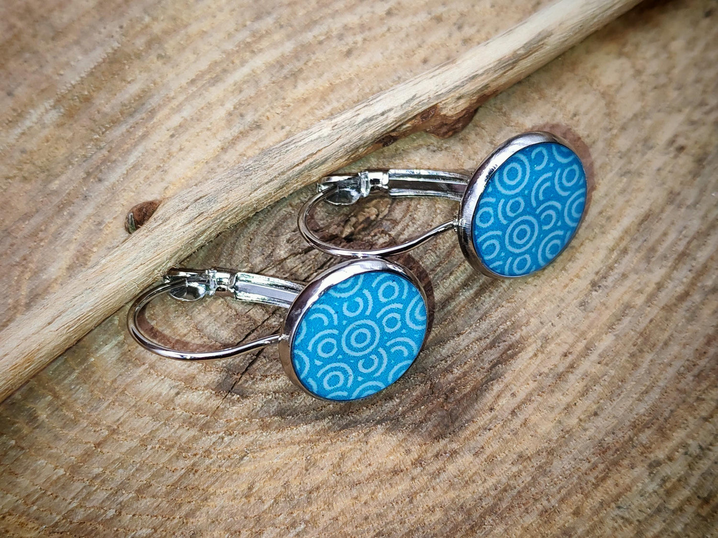 Boucles d'oreille de 12mm de diamètre en résine sur imprimé, motif asymétrique, fait main