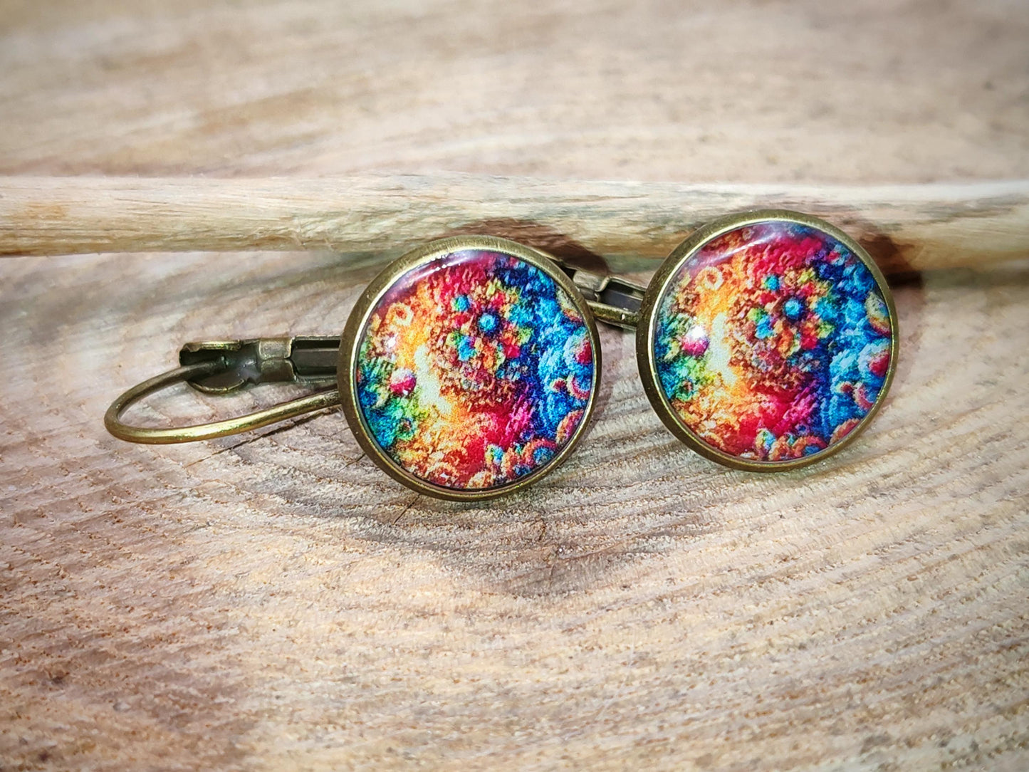 Boucles d'oreille de 12mm de diamètre en résine sur imprimé, motif asymétrique, fait main