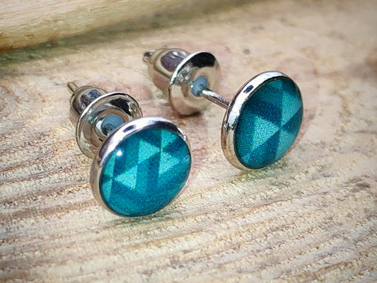 Clous d'oreille, acier inoxydable, cabochon de 6mm de diamètre en résine sur imprimé, motif asymétrique, fait main