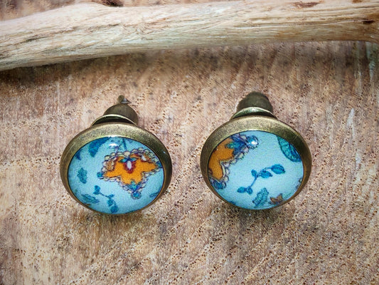 Clous d'oreille, cabochon de 8mm de diamètre en résine sur imprimé, motif asymétrique, fait main