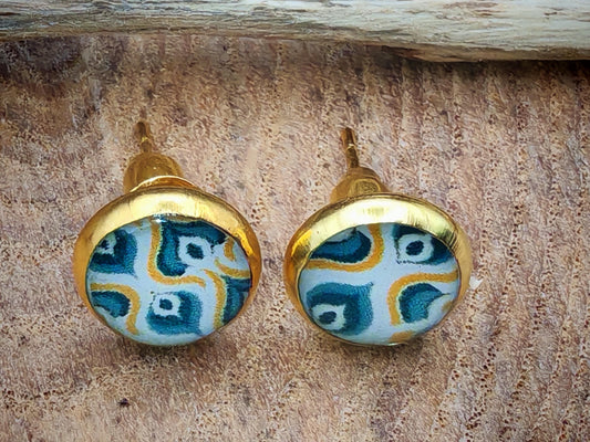Clous d'oreille, acier inoxydable, cabochon de 8mm de diamètre en résine sur imprimé, motif asymétrique, fait main