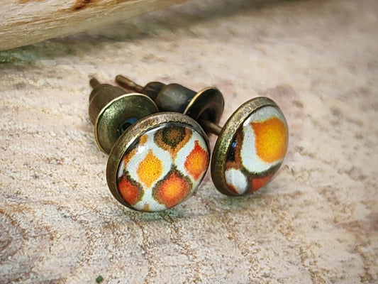 Clous d'oreille, laiton couleur bronze, cabochon de 6mm de diamètre en résine sur imprimé, motif asymétrique, fait main