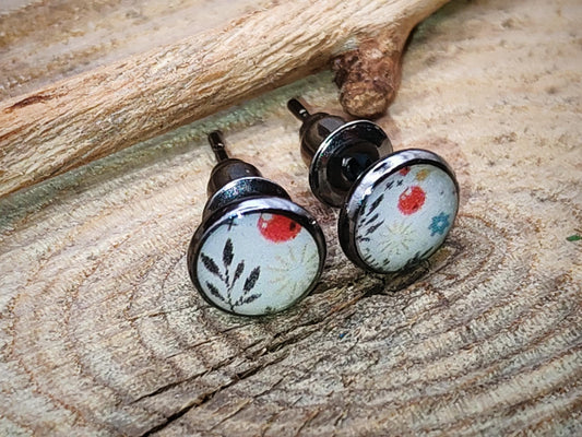 Clous d'oreille, acier inoxydable, cabochon de 6mm de diamètre en résine sur imprimé, motif asymétrique, fait main