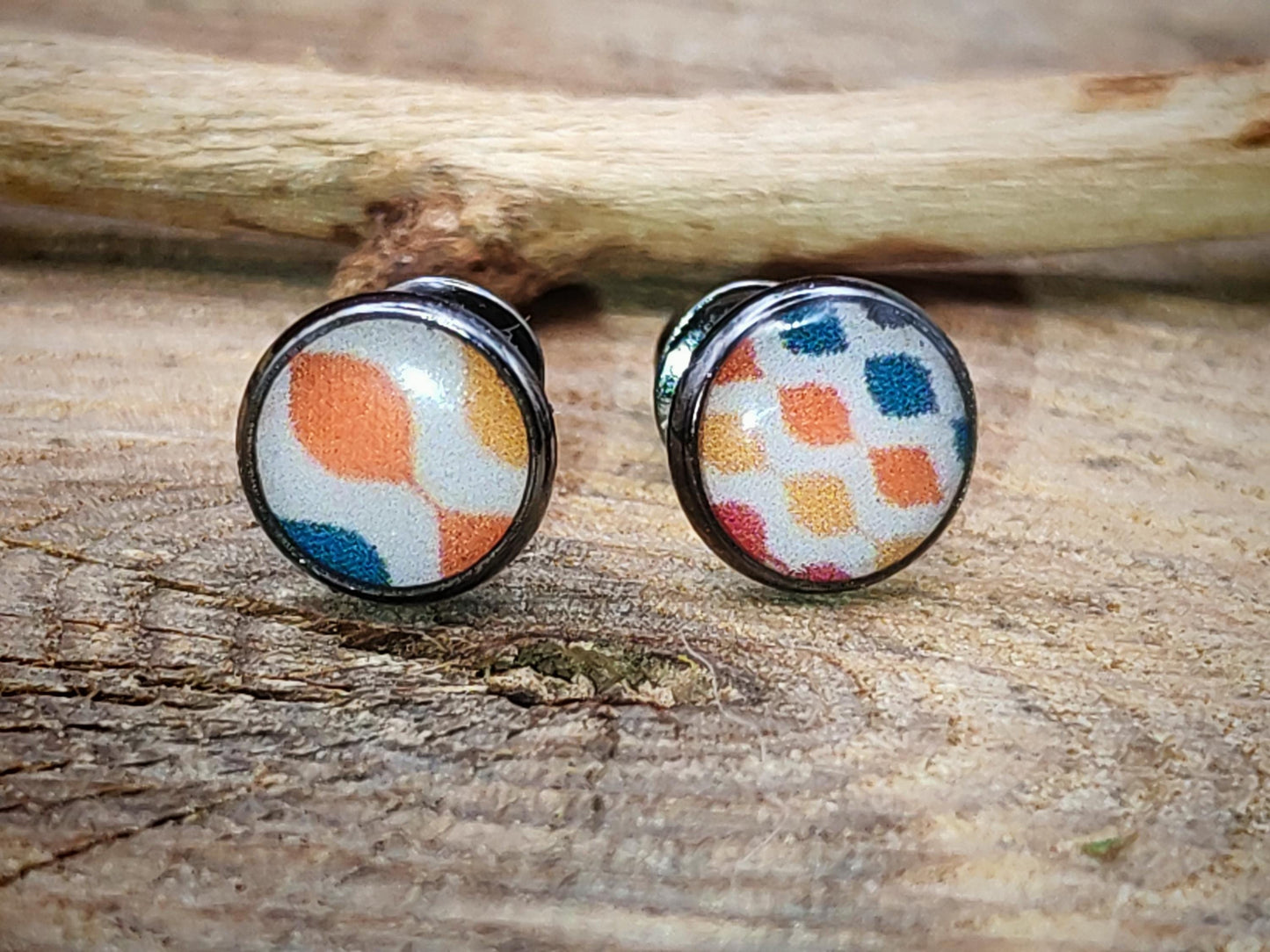 Clous d'oreille, acier inoxydable, cabochon de 6mm de diamètre en résine sur imprimé, motif asymétrique, fait main