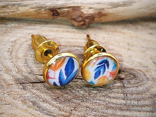 Clous d'oreille, acier inoxydable, cabochon de 6mm de diamètre en résine sur imprimé, motif asymétrique, fait main