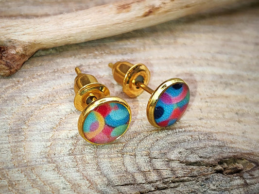 Clous d'oreille, acier inoxydable, cabochon de 6mm de diamètre en résine sur imprimé, motif asymétrique, fait main