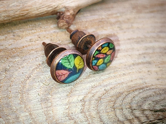 Clous d'oreille, laiton couleur cuivre, cabochon de 6mm de diamètre en résine sur imprimé, motif asymétrique, fait main