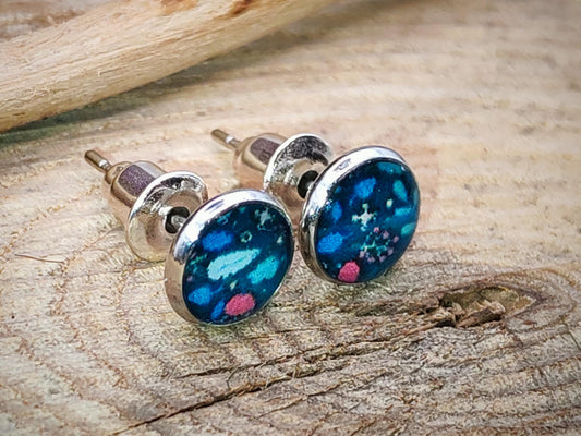 Clous d'oreille, acier inoxydable, cabochon de 6mm de diamètre en résine sur imprimé, fait main