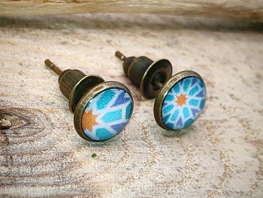 Clous d'oreille, cabochon de 6mm de diamètre en résine sur imprimé, fait main