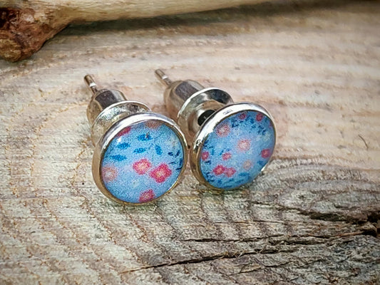 Clous d'oreille, acier inoxydable, cabochon de 6mm de diamètre en résine sur imprimé, fait main