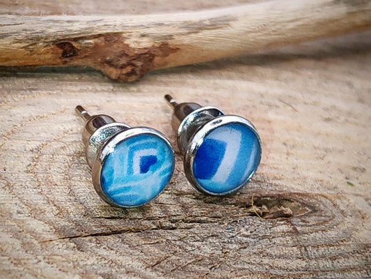 Clous d'oreille, acier inoxydable, cabochon de 6mm de diamètre en résine sur imprimé, motif asymétrique, fait main