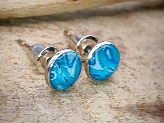 Clous d'oreille, cabochon de 6mm de diamètre en résine sur imprimé, fait main