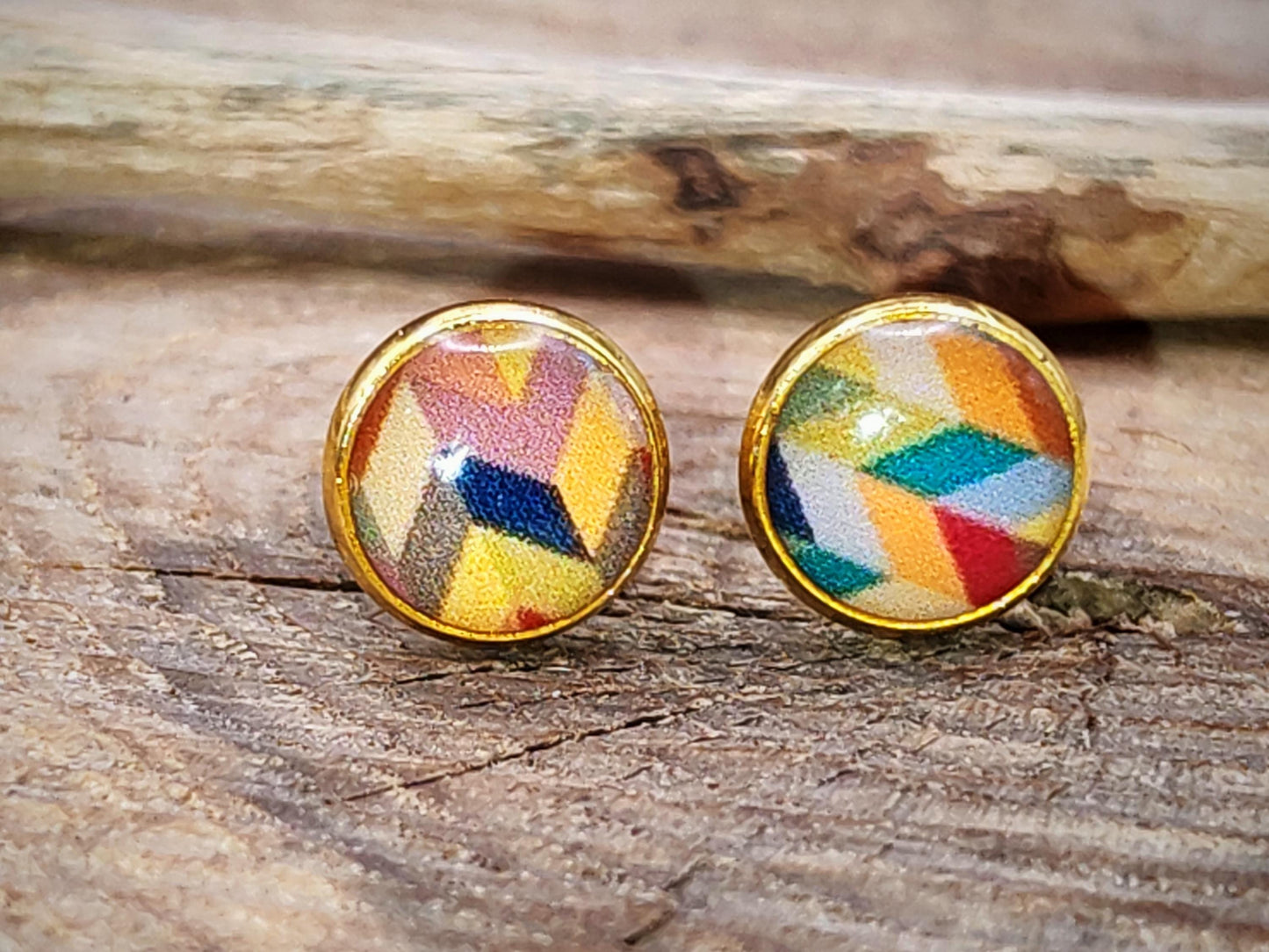 Clous d'oreille, acier inoxydable, cabochon de 6mm de diamètre en résine sur imprimé, motif asymétrique, fait main
