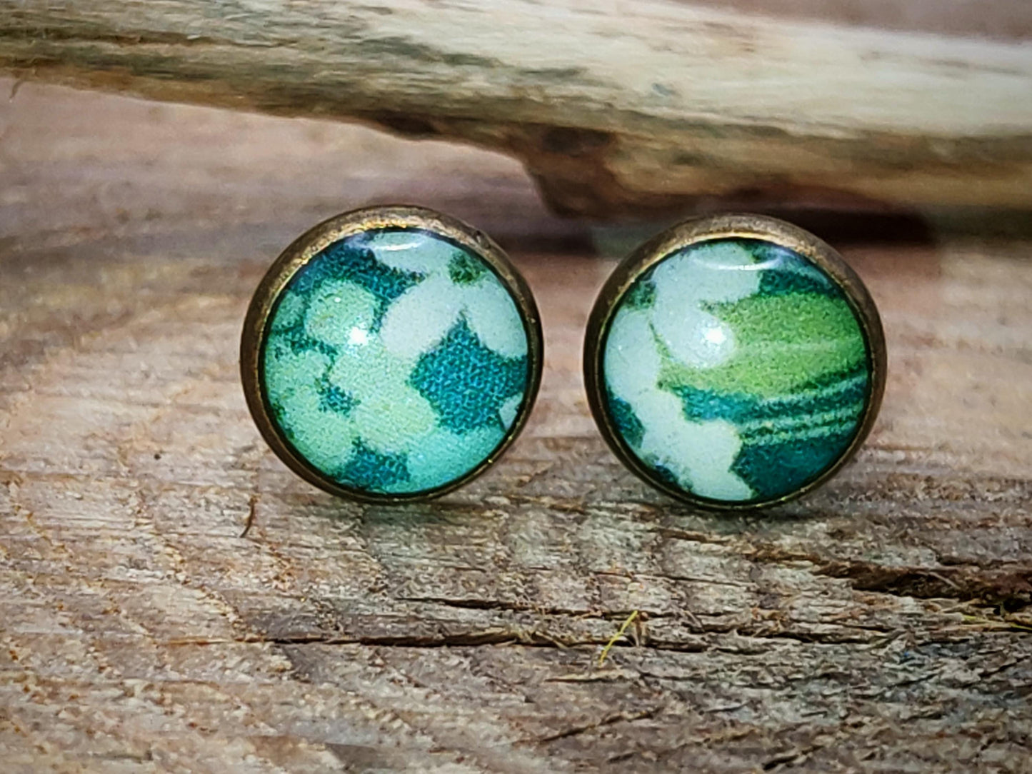 Clous d'oreille, laiton couleur bronze, cabochon de 6mm de diamètre en résine sur imprimé, motif asymétrique, fait main